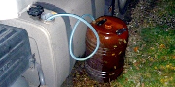 V partě vykrádající nádrže kamionů byl i voják z povolání