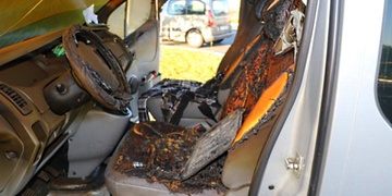 Žhář ukradl, vykradl a na závěr ještě zapálil auto