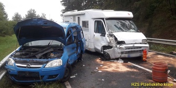 Ženu museli z vraku vyprostit hasiči a do nemocnice ji transportovala LZS