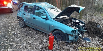 Mladík zranil dva spolujezdce a od nehody utekl