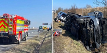 Převrácené vozidlo pro přepravu aut i osobní vůz mimo dálnici