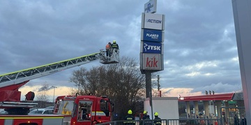 U frekventovaného nákupního centra v Plzni zasahují hasiči