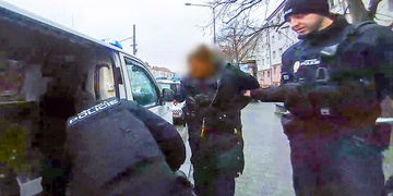 Šestašedesátiletý muž opakovaně obtěžuje a napadá kolemjdoucí