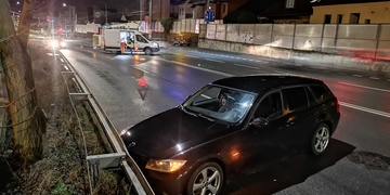Dodávka s pracovní plošinou vjela do cesty mladé řidičce
