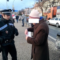 Strážník utíkajícího podvodníka dostihl a zadržel