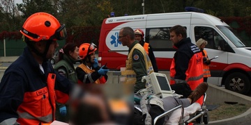 Řidič pod vlivem drog způsobil vážnou dopravní nehodu, na místě přistával vrtulník