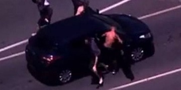 Tři mladíci seřezali muže, protože si na ně dovolil zatroubit