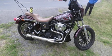 Vážná dopravní nehoda motocyklu, 18letou spolujezdkyni musel transportovat vrtulník