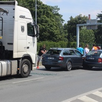 Kamion neubrzdil a narazil do osobních aut