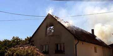 Při dnešním zásahu u požáru byl zraněn hasič