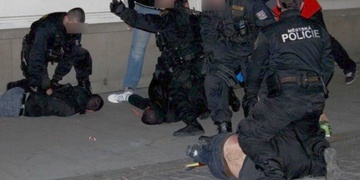 Po hromadné rvačce měl strážník kousky brýlí v oku