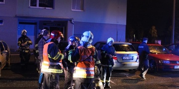 Během požáru ve věžáku hasiči evakuovali desítky lidí, psa již bohužel zachránit nedokázali