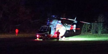 Dodávka srazila ženu vystupující z auta