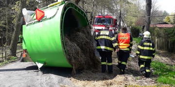 Řidič traktoru převrátil přívěs