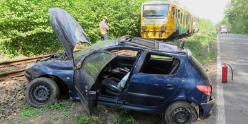 Řidička s autem rolovala až na koleje