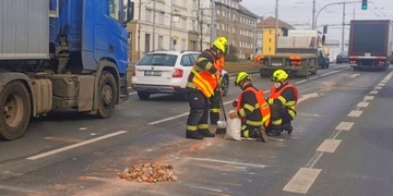 Provoz v Plzni komplikuje rozsypaná suť