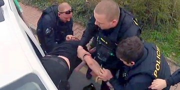 Šílenec na Slovanech ohrožoval desítky lidí - policie nyní uvolnila i video z jeho pronásledování