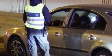 Celostátně hledaný a ještě k tomu opilý, si vyjel autem