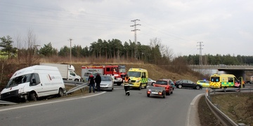 Nehoda v Lesním zátiší u odbočky na Vejprnice - zasahují zde všechny složky IZS