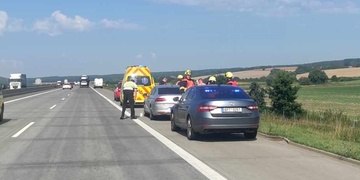 Na dálnici D5 srazila dodávka neopatrného muže