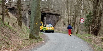 Muž se oběsil na železničním viaduktu
