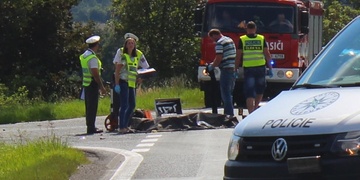 Motorkář zemřel na místě, spolujezdkyni transportuje vrtulník