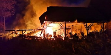 Shořela stodola i se zaparkovanými vozy