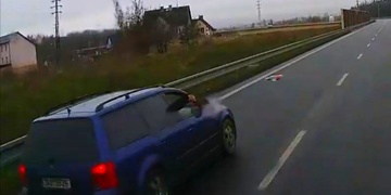 Mladík mrštil lahví po hasičích jedoucích k zásahu