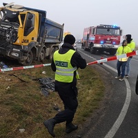 Aktualizace článku: Náklaďák smetl zastávku - jeden mrtvý