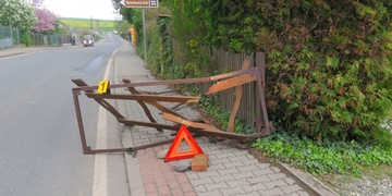 Řidič rozmetal vrata a z místa nehody ujel