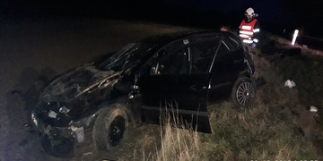 Opilý řidič skončil v poli a poté v nemocnici