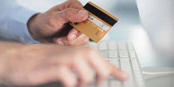 "Ještě mi tam vyplňte to číslo z SMS," a devětašedesátiletá žena přišla o téměř čtyři sta tisíc