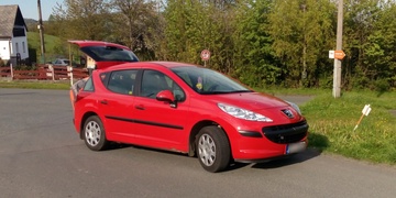 Malý chlapec vběhl pod auto