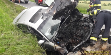 Po nárazu do mostku začalo vozidlo hořet