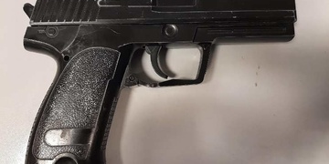 Přiopilý mladík se po náměstí procházel s pistolí v ruce