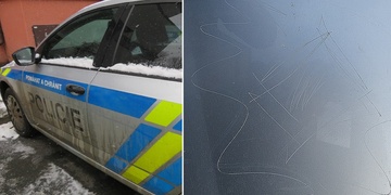 Těžce opilá přijela na policii a poškodila dva služební vozy