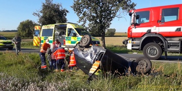 Po střetu se auto převrátilo