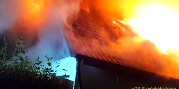 Oheň dům zcela zničil