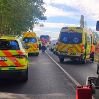 Opilý řidič naboural do stromu a motocyklista spadl do strže