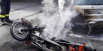 Střet motorky s autem skončil požárem