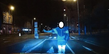 Skočil rozjeté sanitce do cesty