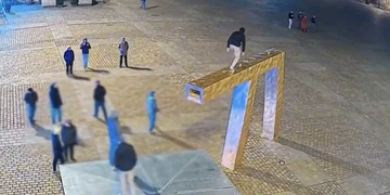 Mladí turisté si z kašny udělali prolézačku