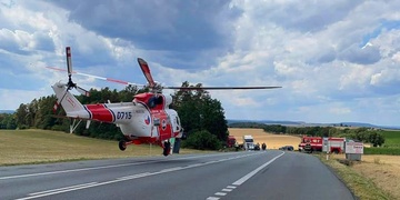 Mladý motocyklista narazil do svodidel