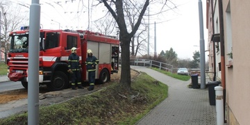 Hasiči vyjeli na první požár adventního věnce v bytě – vánoce se blíží