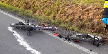 Neznámý cyklista skončil po střetu s autem v bezvědomí - Aktualizováno