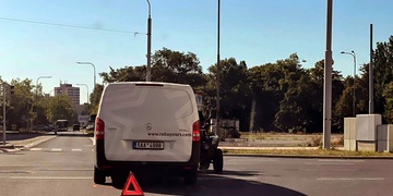 Ranní střet čtyřkolky s dodávkou