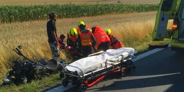 Čelní střet motocyklu s náklaďákem