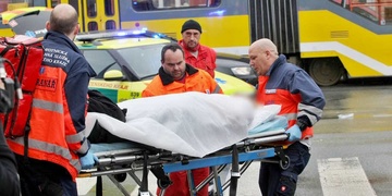 Tramvaj vláčela dvanáctiletou dívenku více než sto metrů - policisté hledají svědky události