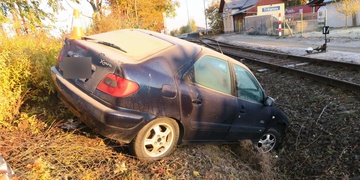 S vozem sjel k železničnímu náspu a pak se schoval v ubytovně