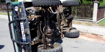 Převrácené auto i kamion v příkopu